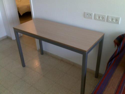 שולחן קונסולה עם מסגרת מתכת ולוח עץ